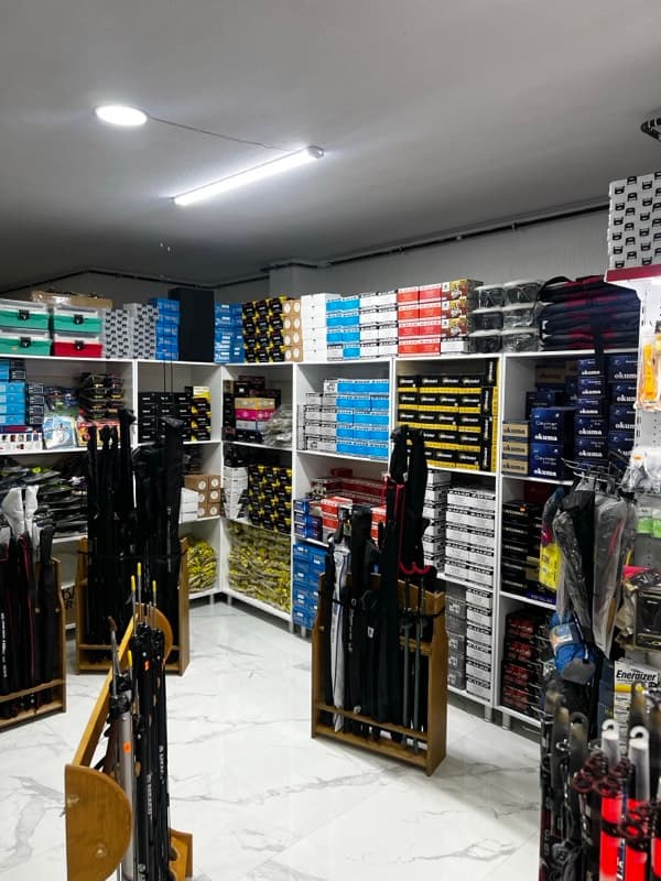 Gündüz Balık Malzemeleri ve Yem Evi iç mekan genel görünümü